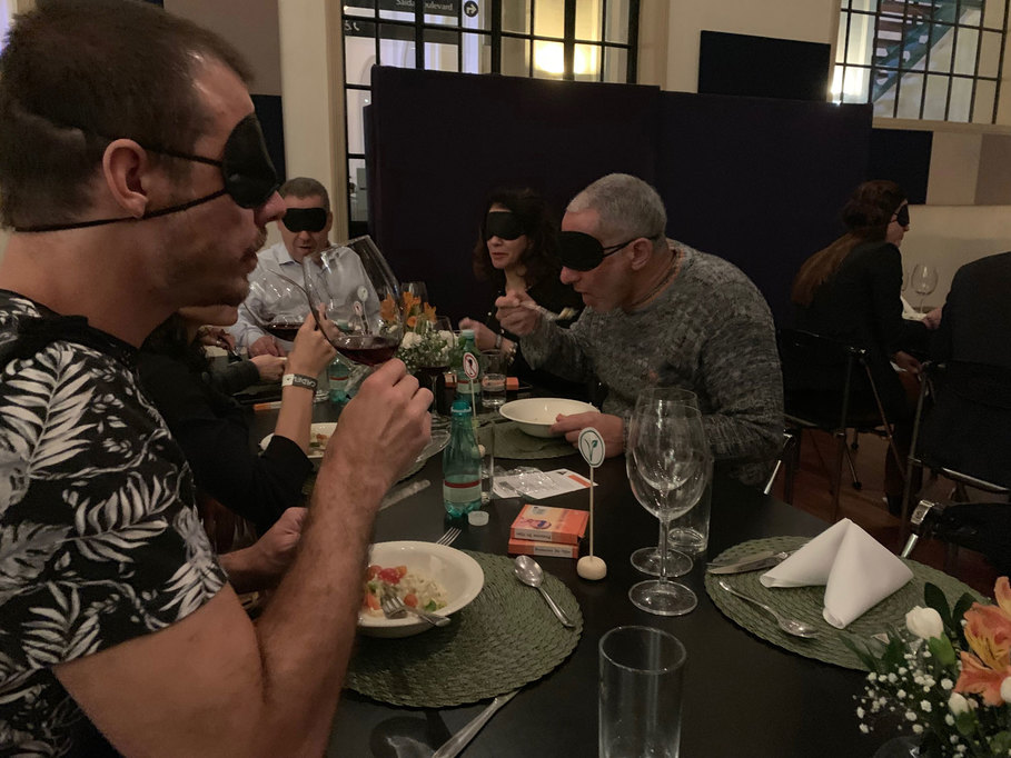 Jantar às Cegas: experiência sensorial emociona público em evento do CADEVI