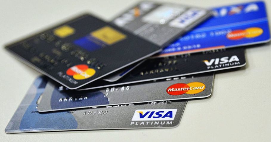 Juro do cartão de crédito bate 455% e bancos tentam barrar limitação
