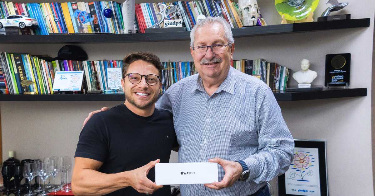 Sócio recebe Apple Watch que ganhou no Show de Prêmios do Sindpd