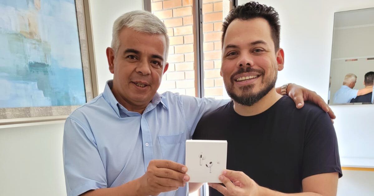 Sócio do Sindpd recebe AirPod que ganhou no Show de Prêmios