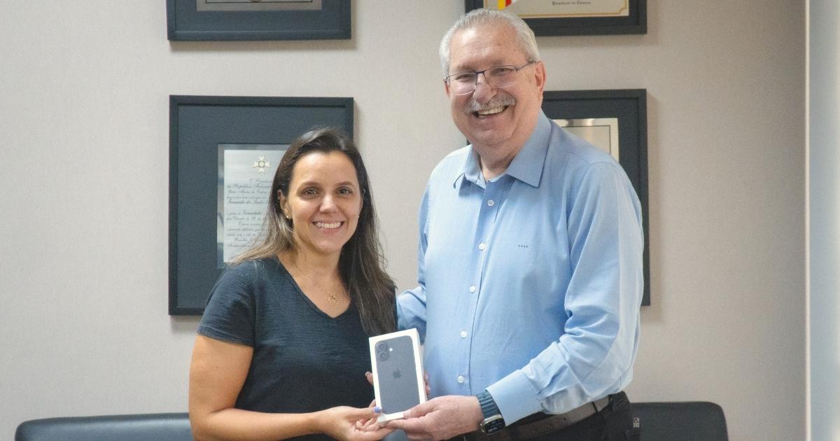 Show de Prêmios: Sócia vence sorteio e ganha iPhone 16 do Sindpd