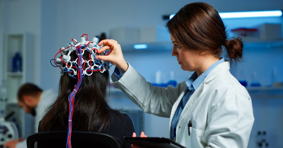 Cientistas criaram um sistema de interface cérebro-máquina que decodifica sinais neurais e os transforma em palavras em tempo real.