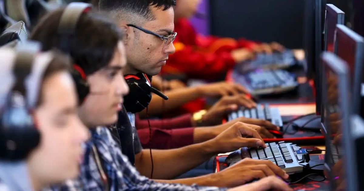 Quase 100 mil jovens foram contratados de janeiro a novembro de 2024 por meio do programa de aprendizagem profissional.