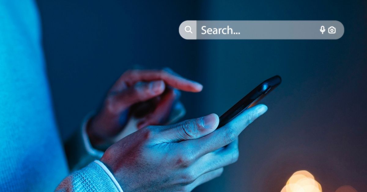 CEO do Google afirmou que resumo de IA nas buscas aumentaria cliques, mas pesquisa apontou efeito contrário.