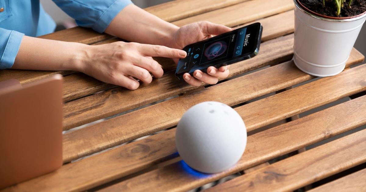 A Internet das Coisas (IoT, na sigla em inglês), antes associada à automação residencial, vem ganhando cada vez mais espaço na indústria.