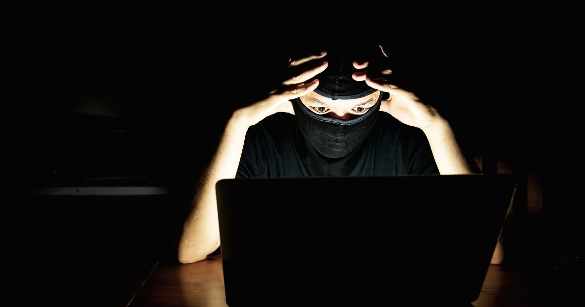 Crimes online - Dois adolescentes são suspeitos de integrar uma rede criminosa que atua na internet com crimes contra menores de idade.