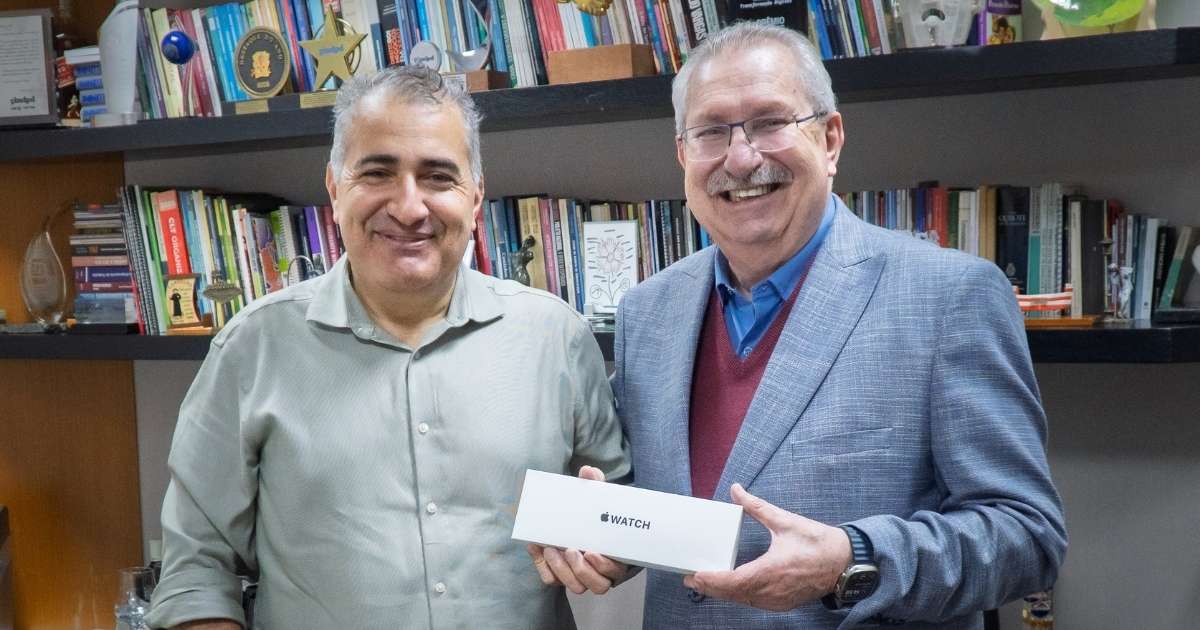 Jonas Silva, trabalhador da Unisys, recebeu o prêmio das mãos do presidente Antonio Neto, na sede do sindicato.