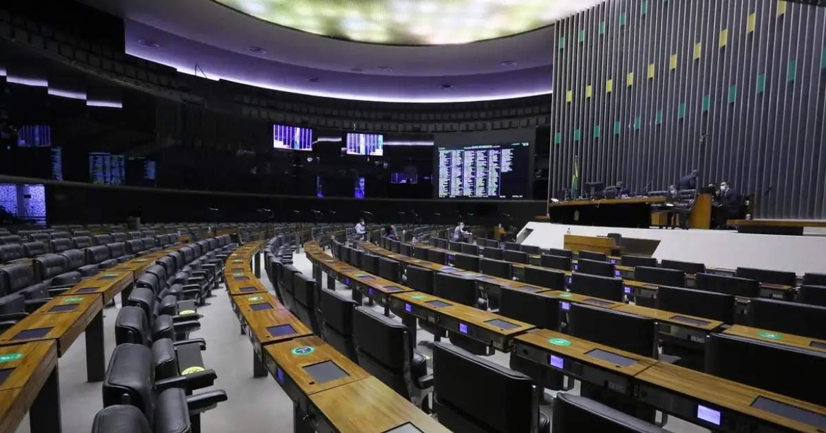 A Câmara dos Deputados avança com um projeto de lei que altera a forma como sanções são aplicadas a perfis de parlamentares em redes sociais.