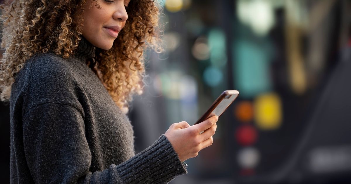 O uso de canais digitais como celular e internet banking já responde por 82% das transações bancárias realizadas no Brasil.