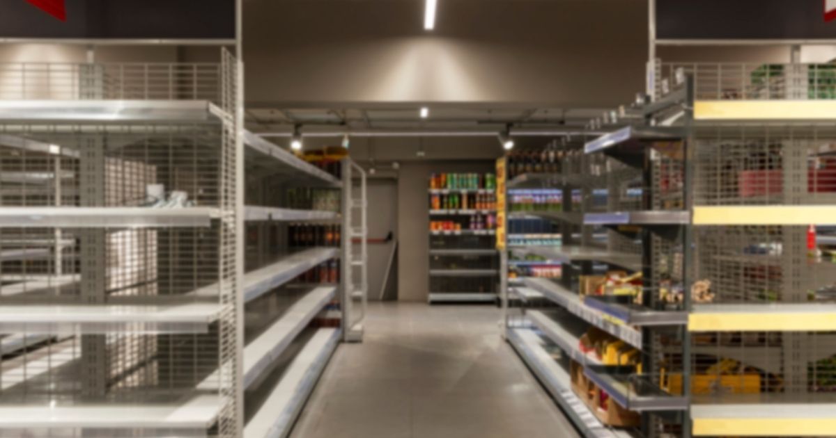 Ciberataque à distribuidora UNFI) que afetou a Whole Foods e outras redes, causando desabastecimento de alimentos e prateleiras vazias.