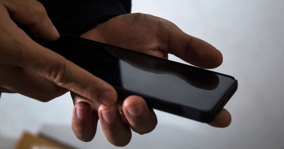 O número de fraudes ligadas a celulares roubados no Brasil sofreu uma queda expressiva no primeiro trimestre de 2025.