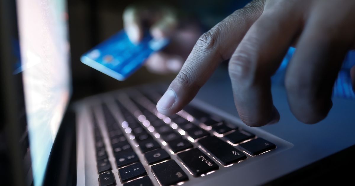 Pesquisa identificou que golpistas têm utilizado aplicativos de controle remoto de dispositivos de terceiros para aplicar golpes.