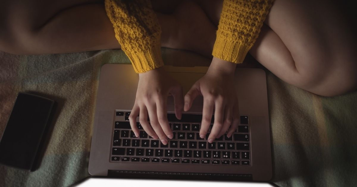 Usuários da Replika (IA voltada para interações afetivas) relataram ameaças de vazamento de 'nudes' caso deixassem de usar a plataforma.