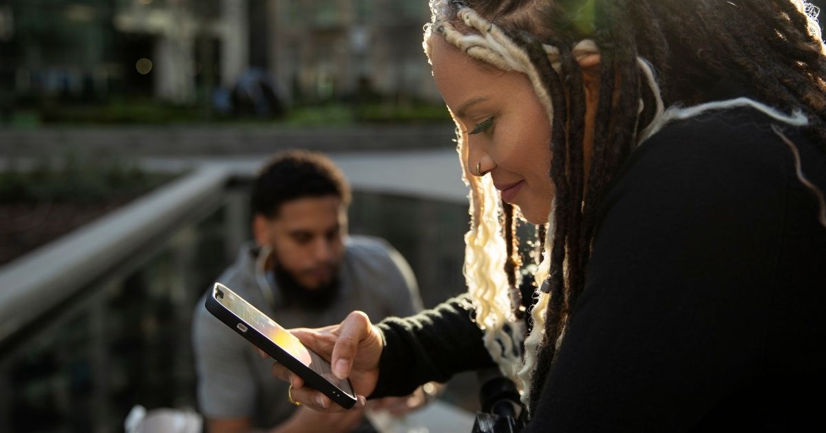 Ferramentas de IA como o ChatGPT estão sendo cada vez mais utilizadas como meios de acesso à informação, sobretudo entre o público jovem.