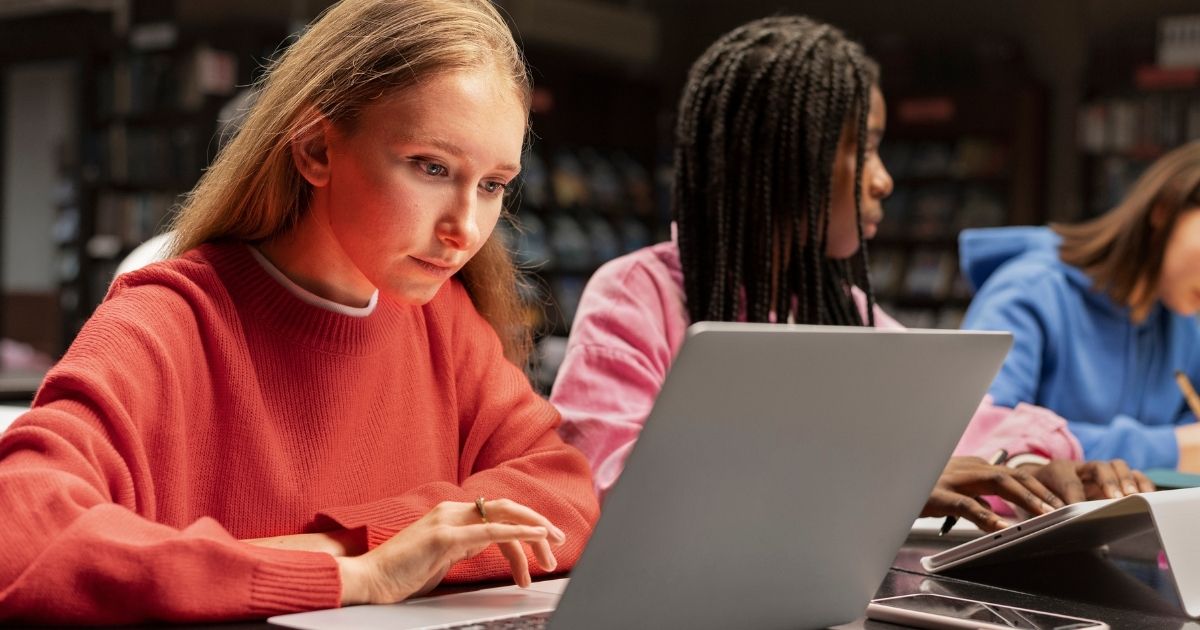 O Santander lançou o Code Girls 2025, iniciativa dedicada a mulheres que buscam iniciar ou avançar na área de computação em nuvem.