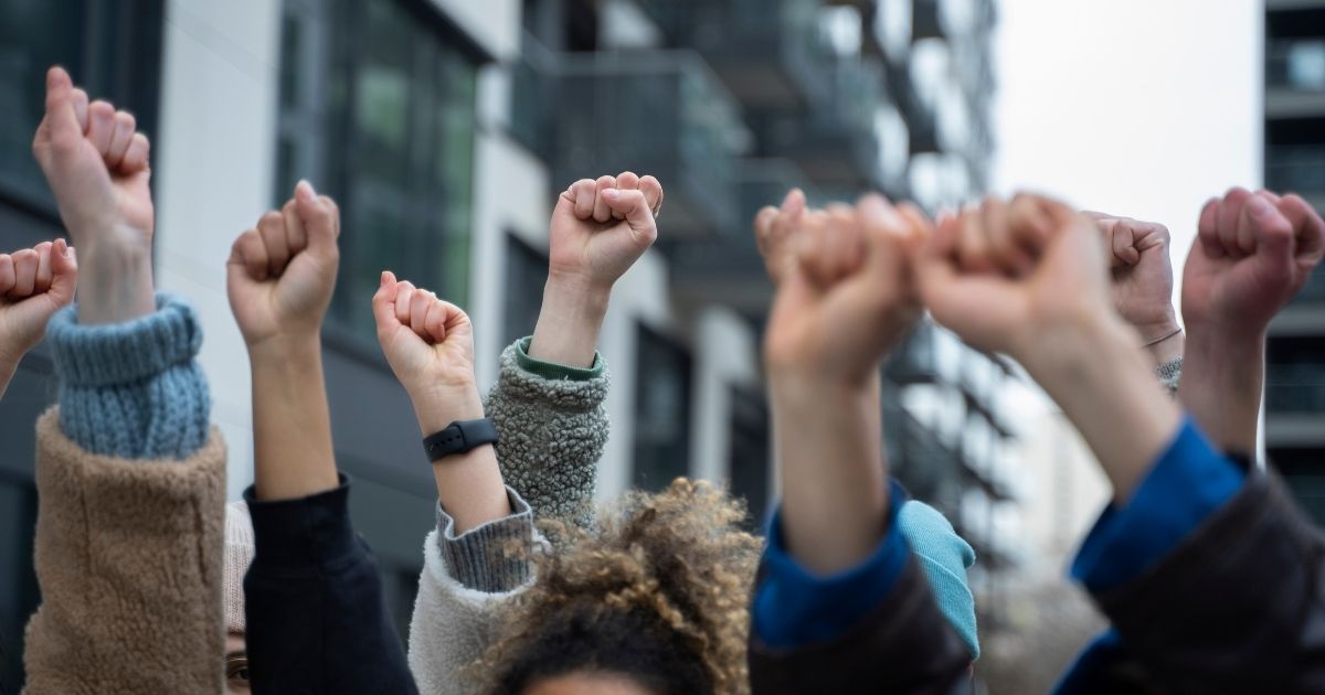 Com a crescente presença da IA em diversos setores da economia, sindicatos dos EUA estão se organizando para proteger os trabalhadores.