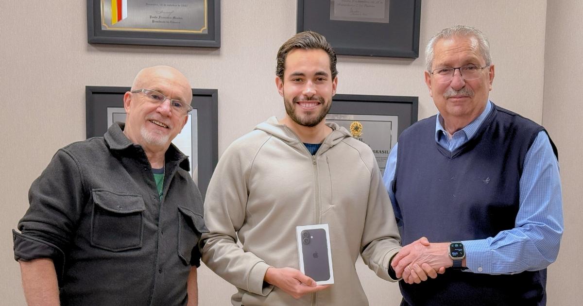 Gabriel Dias compareceu à sede do Sindpd-SP para retirar o iPhone 16 que conquistou no Show de Prêmios de junho.