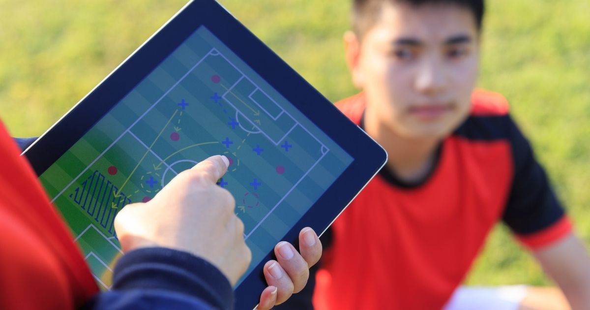 A IA se tornou um recurso indispensável dentro e fora dos campos de futebol. A tecnologia já é fundamental para técnicos e árbitros.