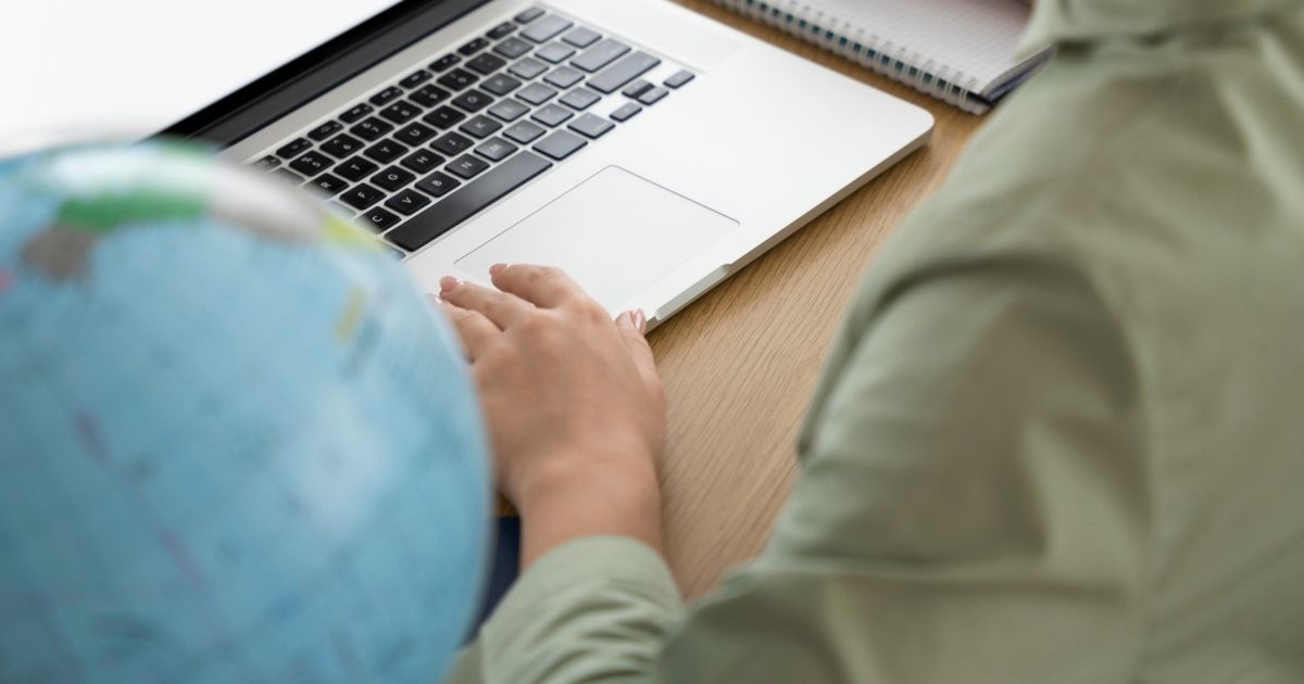 A Fundação Wikimedia (Wikipédia) decidiu suspender um projeto piloto que utilizava IA para gerar resumos de artigos na plataforma.