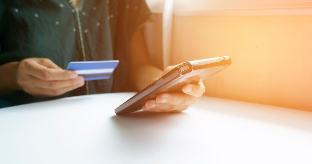 IBGE: O número de brasileiros que acessaram bancos ou instituições financeiras pela internet chegou a 119,6 milhões em 2024.
