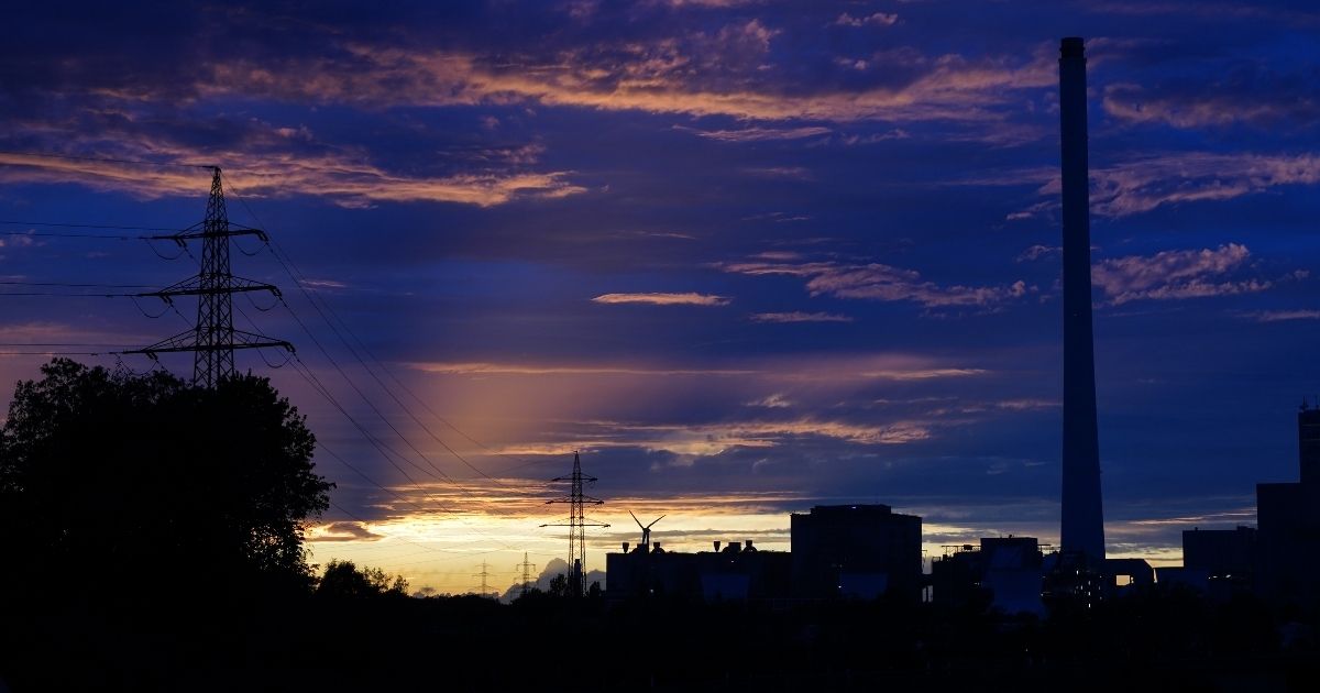 O avanço da construção de data centers nos EUA está acirrando um embate entre concessionárias de energia e gigantes da tecnologia.