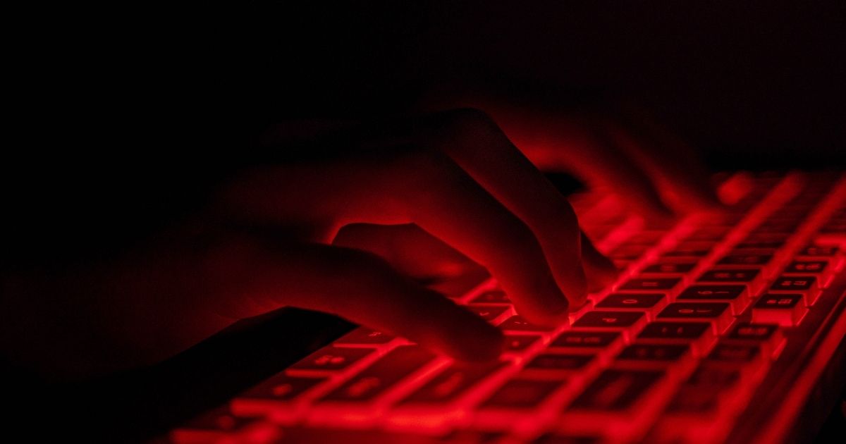 Um perigo invisível se espalha pela internet: o cibercrime se tornou uma indústria bilionária, e o país é um de seus alvos favoritos.