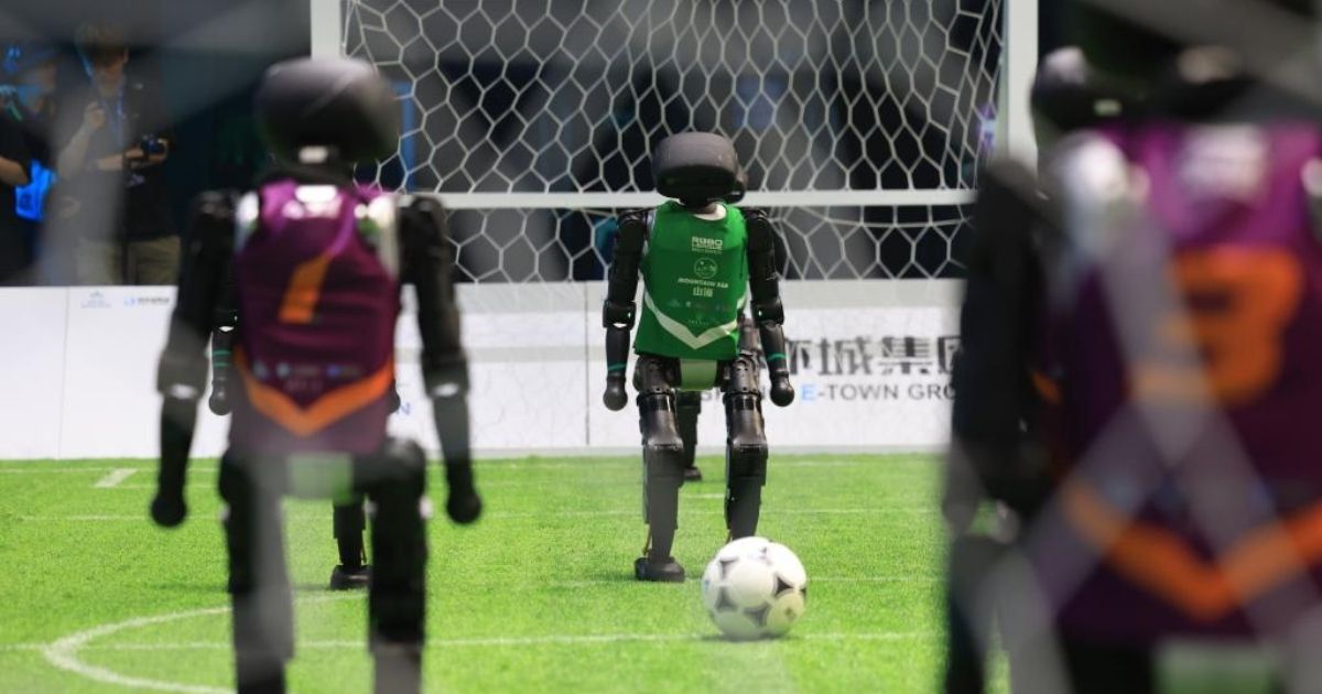 A China realizou, no último fim de semana, seu primeiro torneio de futebol exclusivo para robôs com forma humana.