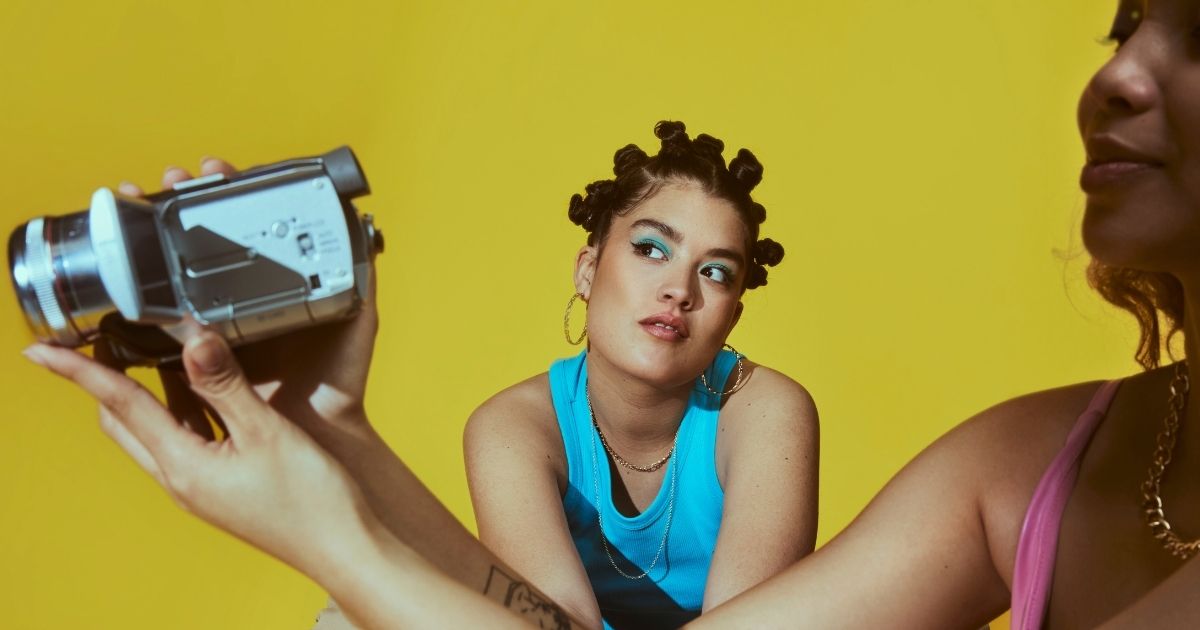 Depois de anos de intensa exposição nas redes sociais, um novo comportamento começa a ganhar força: o silêncio digital.
