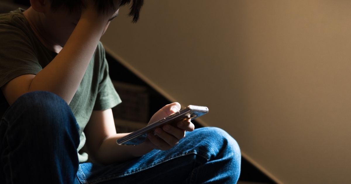 Com o avanço da conectividade, o cyberbullying se tornou uma ameaça silenciosa e crescente à saúde mental de adolescentes.