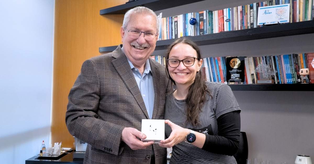 A designer de UX/UI, Shayene Mazzotti, compareceu à sede da entidade, no centro da capital, para retirar seu par de AirPod.