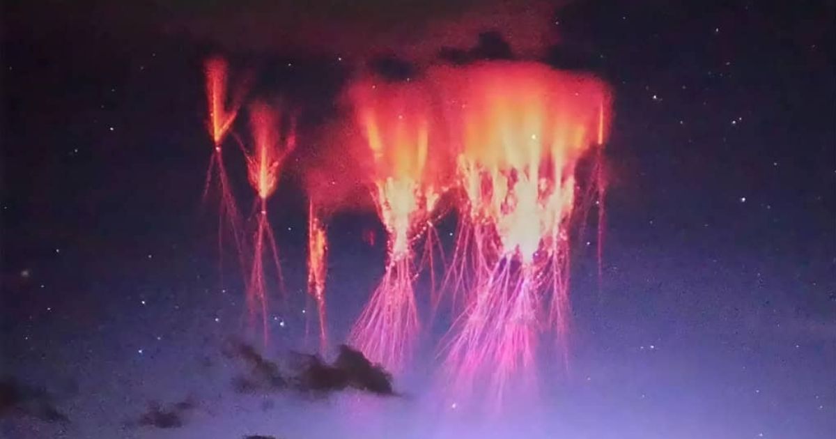 Astronautas a bordo da Estação Espacial Internacional (ISS) registraram imagens dos chamados "red sprites" ("duendes vermelhos").