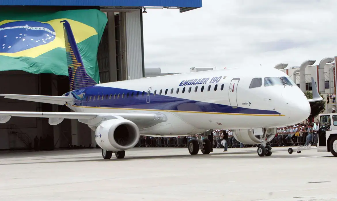Embraer - O acordo, avaliado em R$ 21,8 bilhões, ocorre em meio à incerteza sobre os efeitos das tarifas de 50% anunciadas pelos EUA.