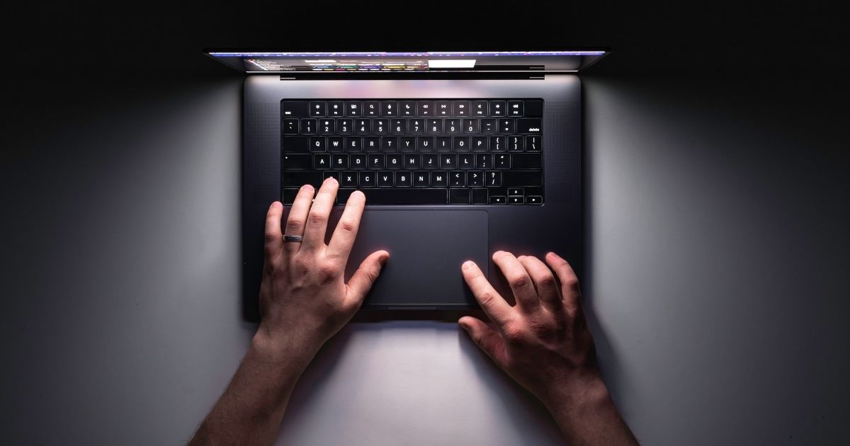 O golpe conhecido como Evil Twin (gêmeo mau) consiste na criação de uma rede de Wi-Fi falsa que imita uma conexão pública autêntica.