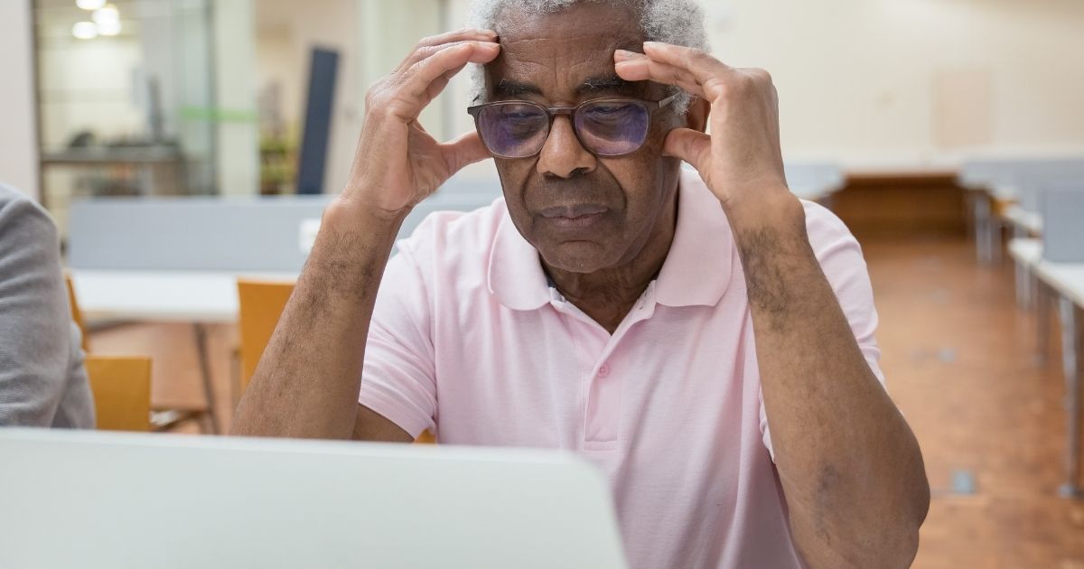 Entre 2016 e 2024, o número de idosos com acesso à internet no Brasil cresceu de 6,5 milhões para 24,5 milhões, um salto de 278%.