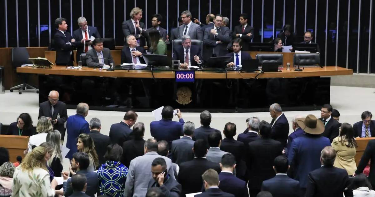 A Comissão de Finanças da Câmara dos Deputados aprovou o projeto de lei que amplia a faixa de isenção do IR para quem ganha até R$ 5 mil.