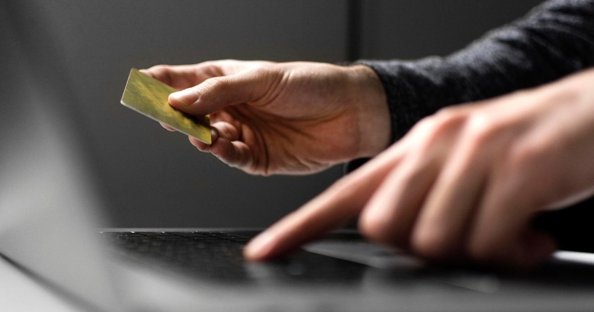 O golpe das lojas virtuais falsas é hoje o mais recorrente entre as fraudes de compras registradas no país, segundo estudo.