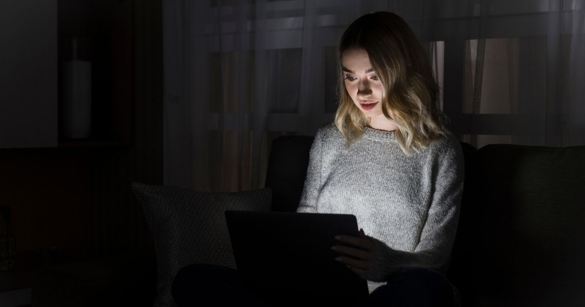 Pesquisa revela que 56% dos brasileiros preferem fazer compras online durante a noite ou madrugada, um crescimento de 17% em relação a 2024.
