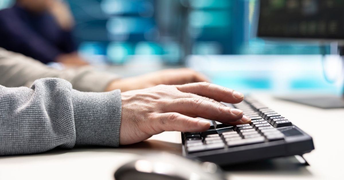 Vulnerabilidade em um software da Microsoft permitiu ataques a sistemas de órgãos governamentais em vários países.