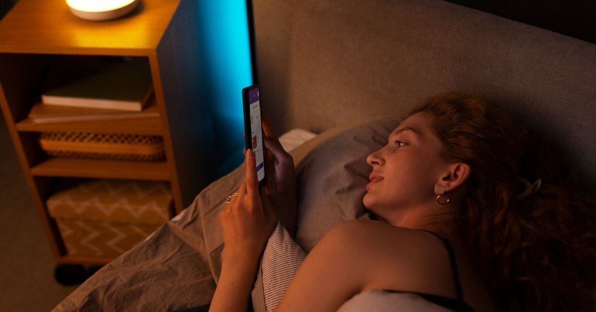 Passar horas rolando o feed em mídias sociais na hora de dormir pode comprometer o bem-estar físico e emocional.