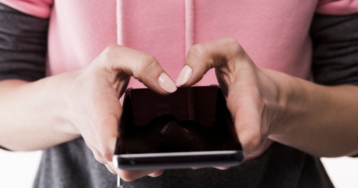 A divulgação não autorizada de 'nudes' é considerada crime desde 2018. A vítima pode procurar qualquer delegacia para registrar ocorrência.