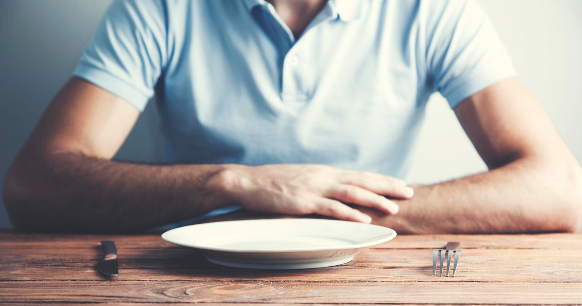 Segundo a mais pesquisa da Pluxee, 62% dos entrevistados afirmaram precisar completar o valor do vale-alimentação com parte do salário.