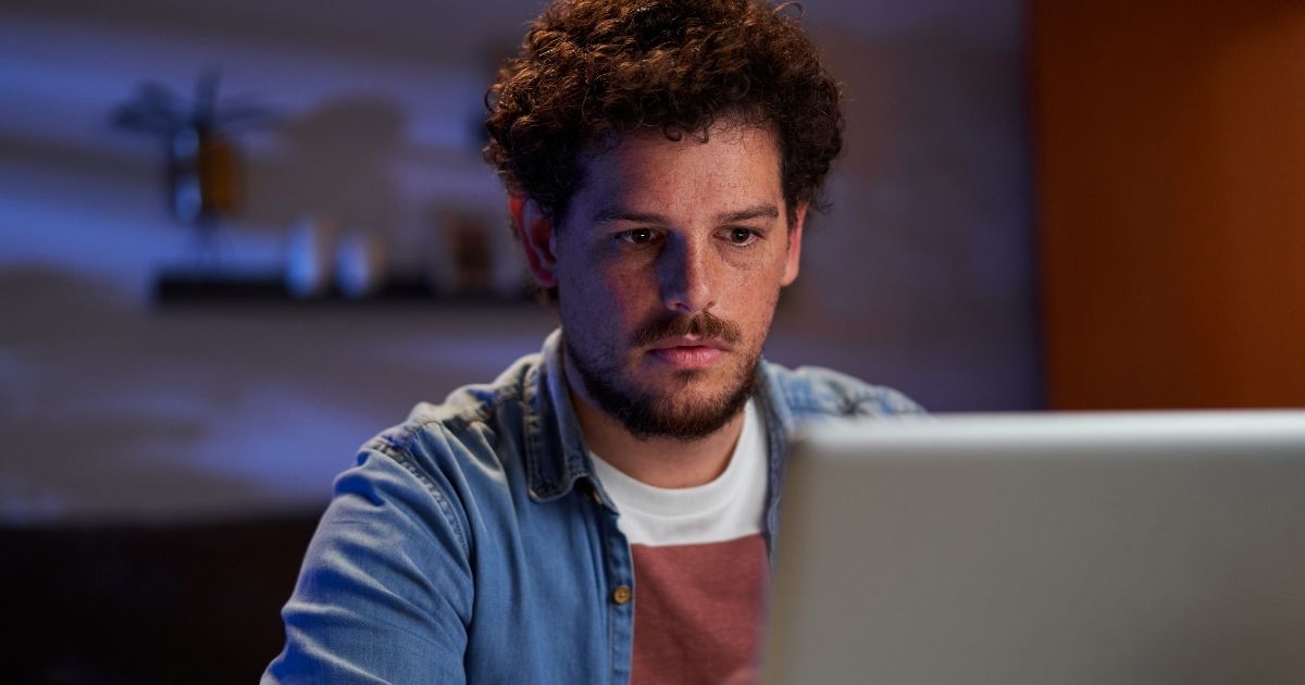 Advento da IA em conjunto com política de cortes generalizados no setor público reduzem empregos e causam temor em jovens nos EUA.