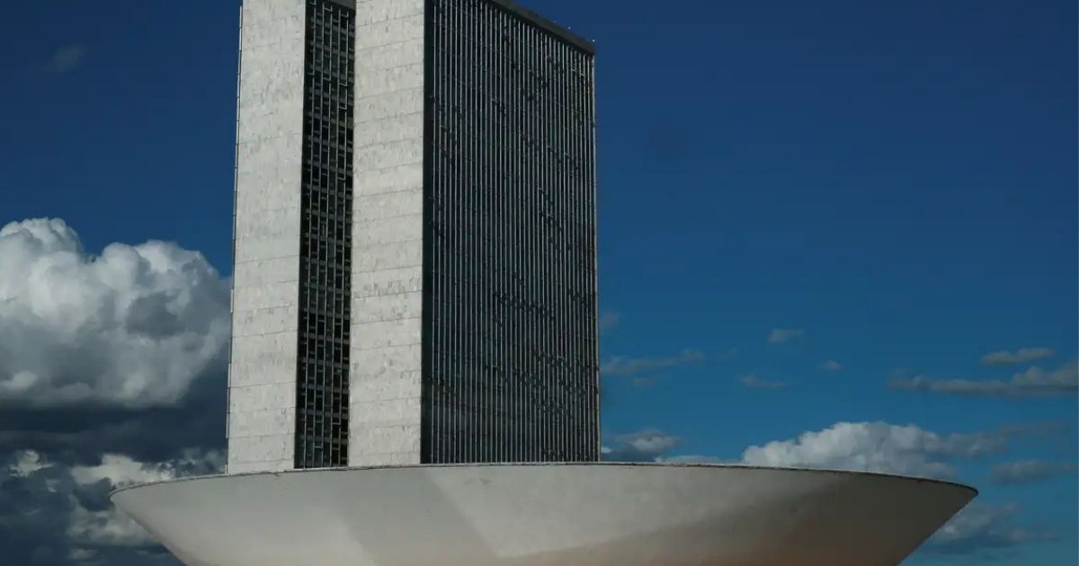 A Câmara aprovou o regime de urgência para o projeto que isenta de Imposto de Renda (IR) contribuintes com rendimento de até R$ 5 mil.