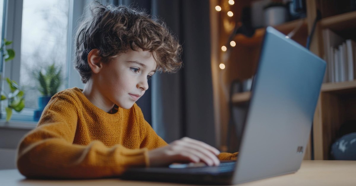 Criar filhos sempre exigiu atenção e cuidado, mas os desafios se intensificaram na era da hiperconectividade.