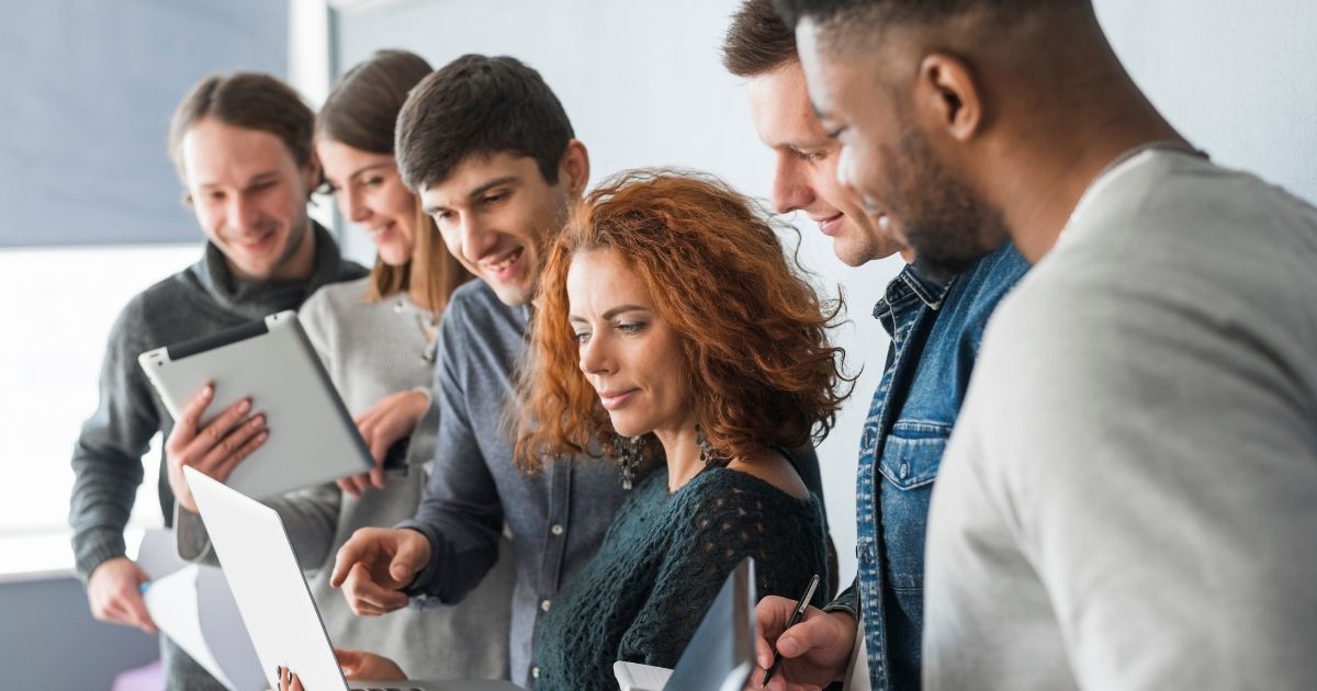 Funções ligadas IA, cibersegurança e marketing online estão no topo da lista, com remunerações que podem ultrapassar os R$ 30 mil.