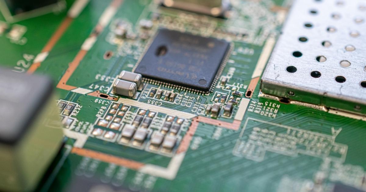Em declaração feita nesta quarta-feira (06), o presidente dos EUA anunciou que vai taxar a importação de chips em 100%.
