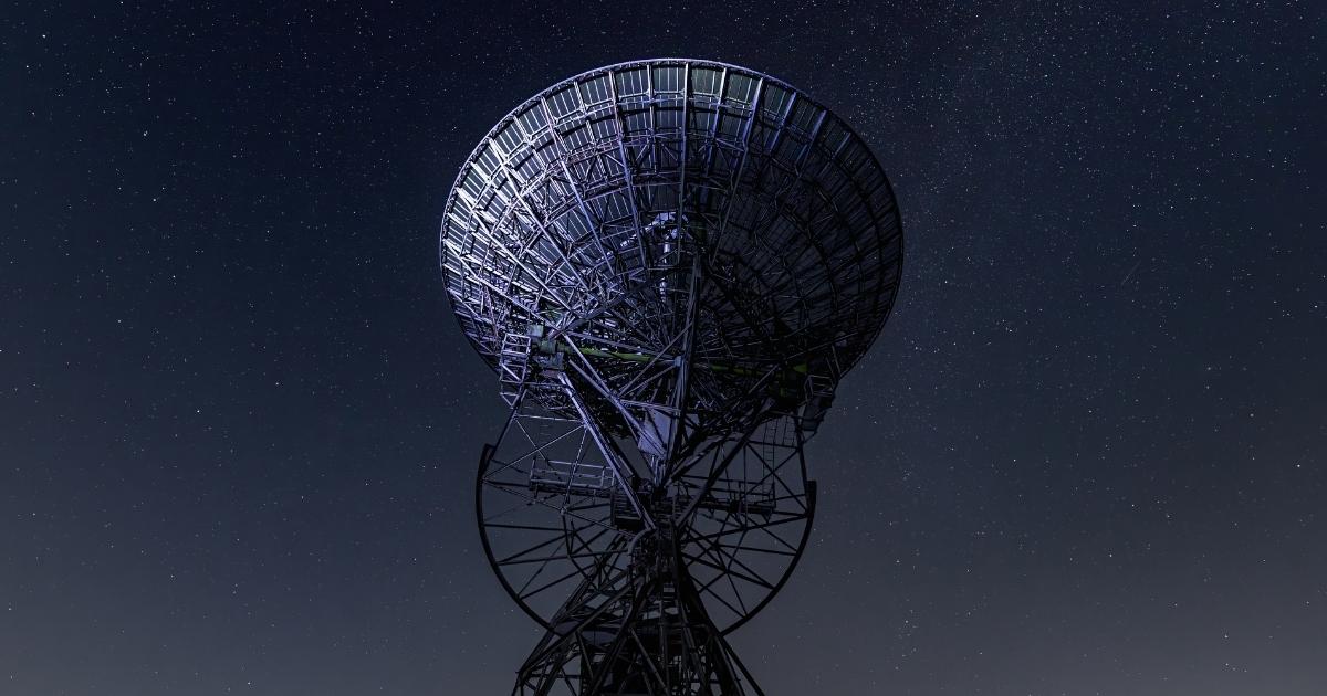 Com o avanço das constelações de satélites, a internet via satélite passou a integrar a estratégia de empresas que operam em grande escala.
