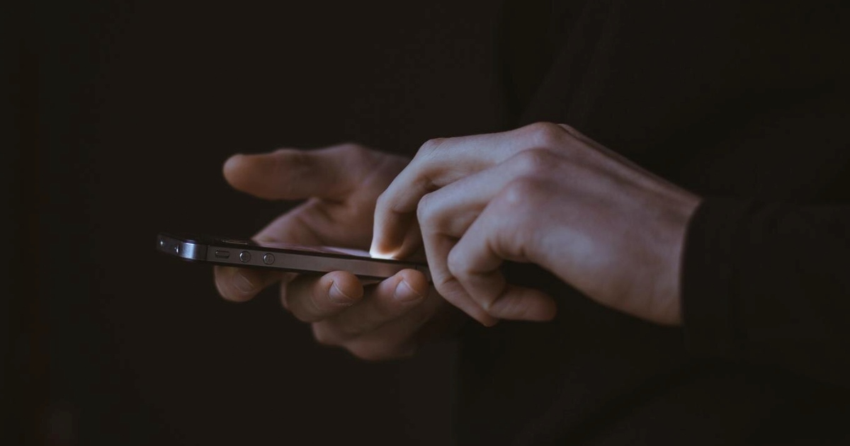 Um homem de 49 anos perdeu R$ 31 mil depois de ter seu celular invadido em um crime conhecido como “mão fantasma”.