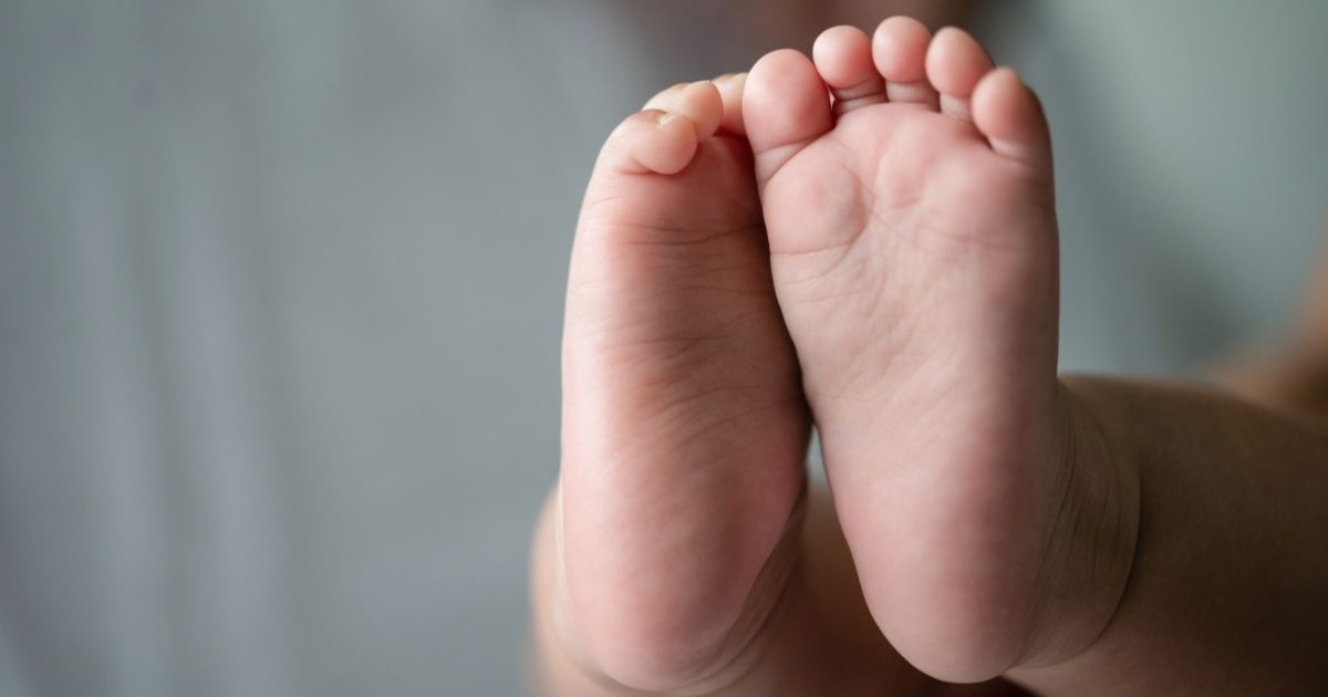 O bebê veio ao mundo a partir de um embrião que permaneceu congelado por 31 anos, superando o recorde anterior de embriões armazenados.