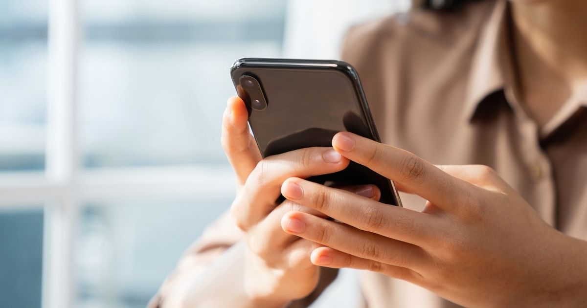 O texto do projeto de regulamentação das redes sociais tem como prioridade a proteção de crianças e adolescentes no ambiente digital.